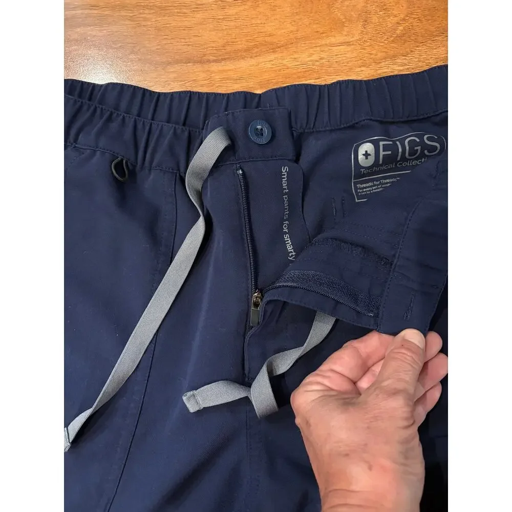 Figs cairo straight legs men’s small scrub pants in navy blue. Zipper fly